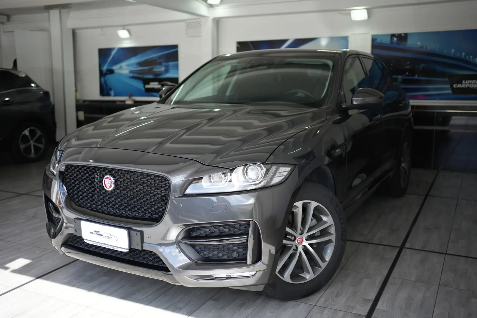Jaguar F-Pace 2.0 D 180 CV AWD aut. R-Sport Grau - 1