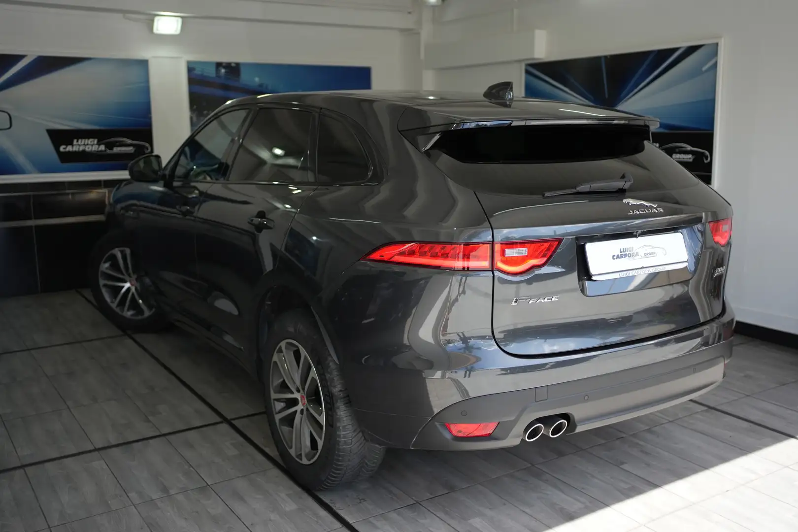 Jaguar F-Pace 2.0 D 180 CV AWD aut. R-Sport Grau - 2