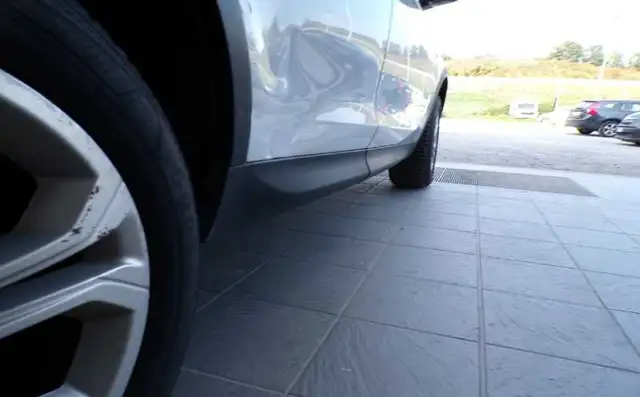 Land Rover Discovery Sport view 5