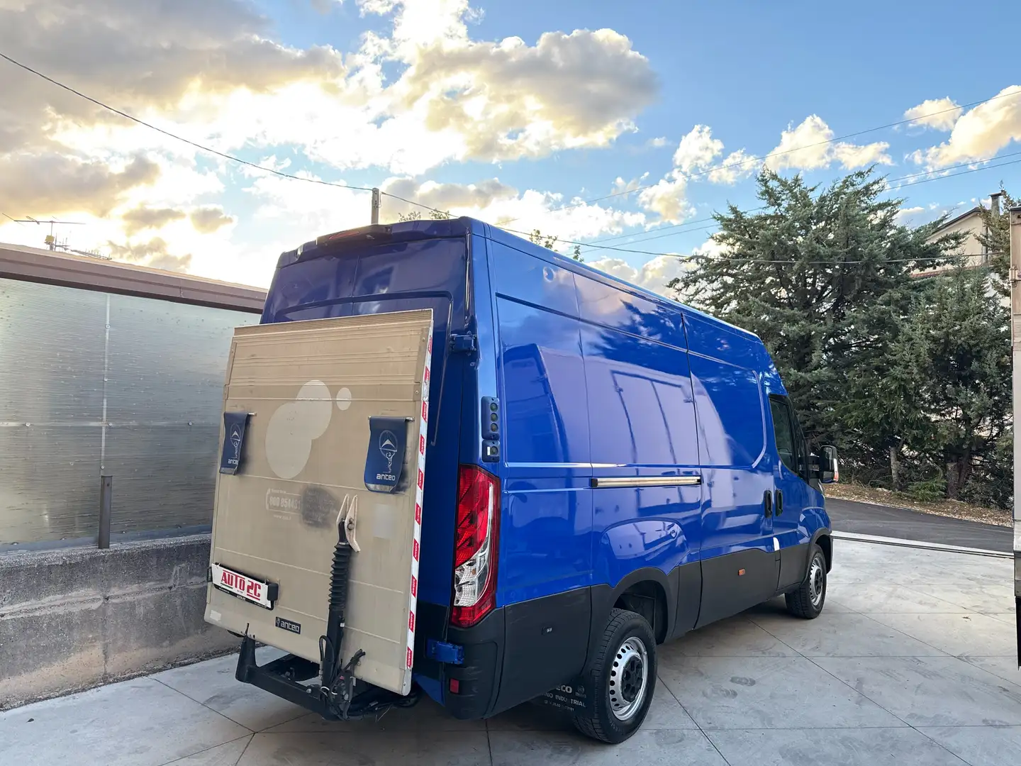 Iveco Daily 35S14 2.3 140Cv SPONDA CARICATRICE L3 H2 Bleu - 2