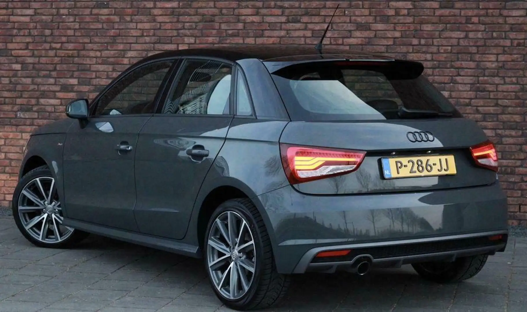Audi A1 A1 1.0 Tfsi Sportback S-line Grijs - 2