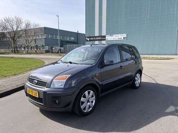 1.4-16V Futura Plus 81 PK. Prachtige auto van de t
