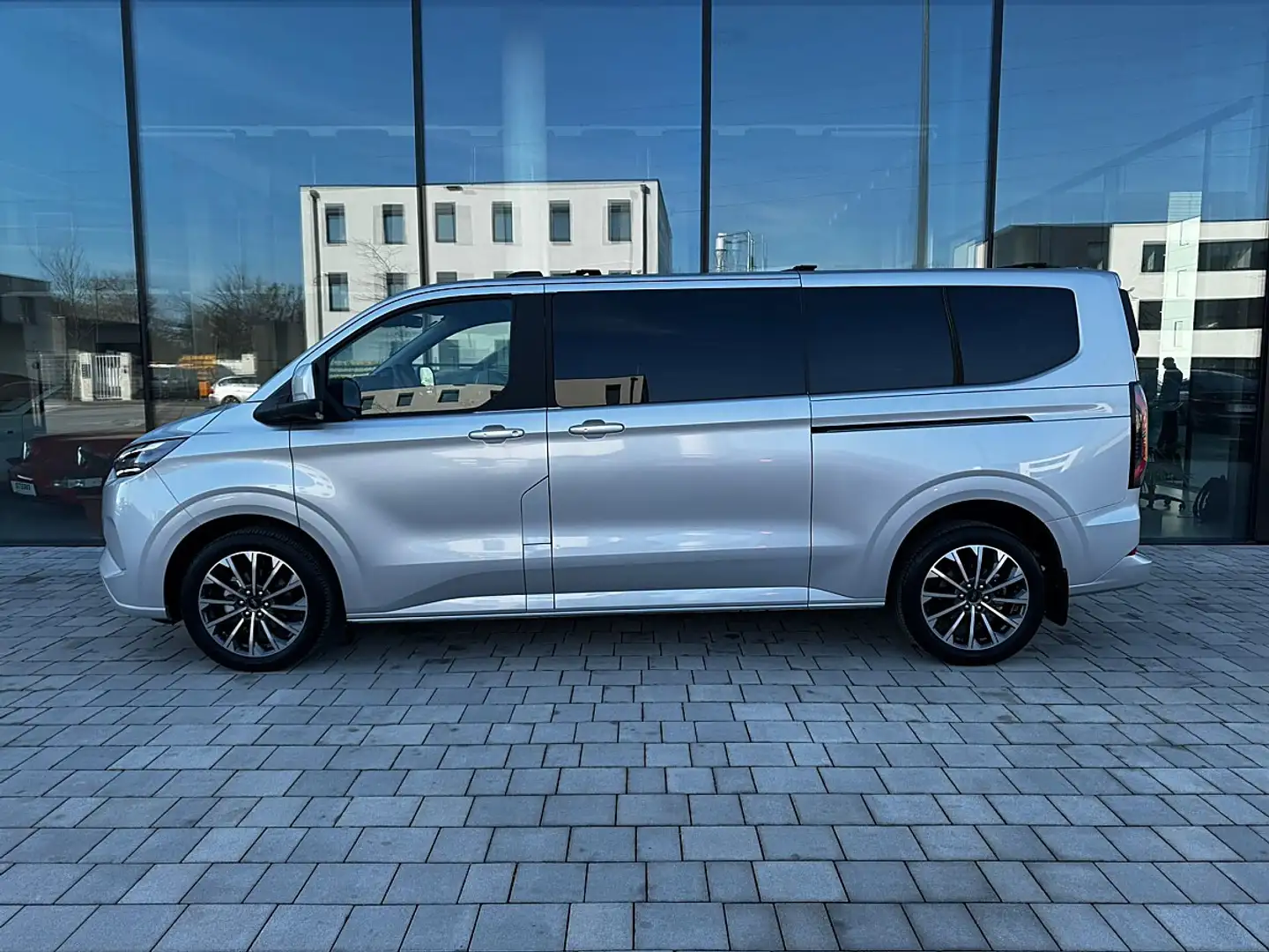 Ford Tourneo Custom Bus 2,5 PHEV 340 L2H1 FWD Titanium Aut. *METALL... Silber - 2