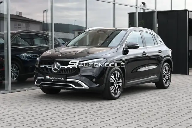 Mercedes-Benz 220 main image