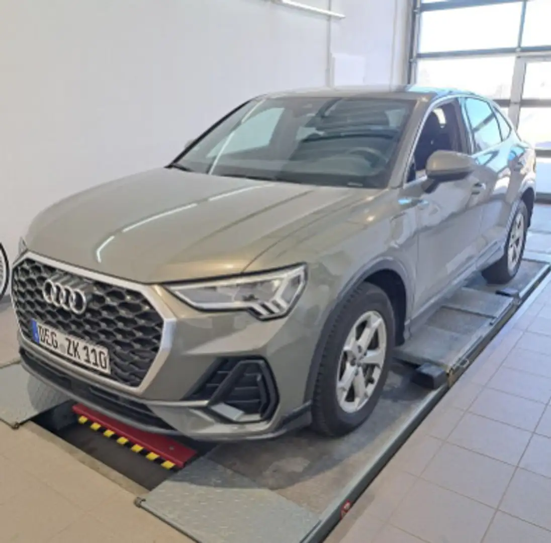 Audi Q3 Sportback 45 TFSI e S tronic Grijs - 2