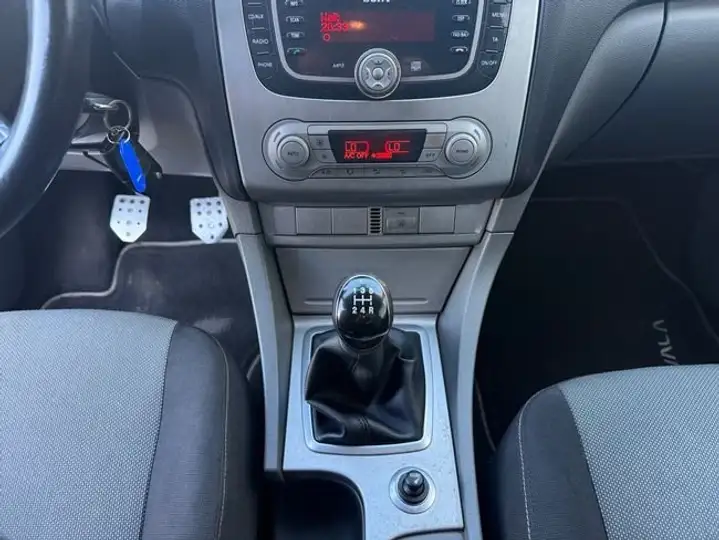 Ford Focus 2010, foto 15