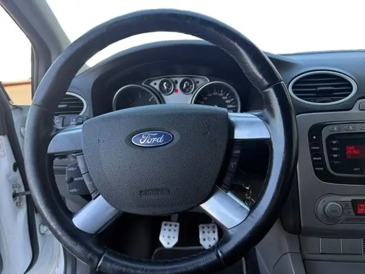 Ford Focus 2010, foto 13