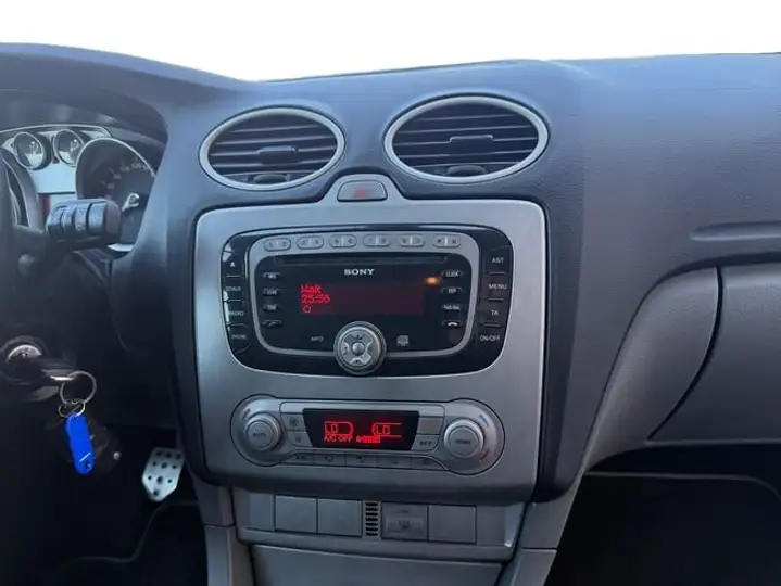 Ford Focus 2010, foto 19