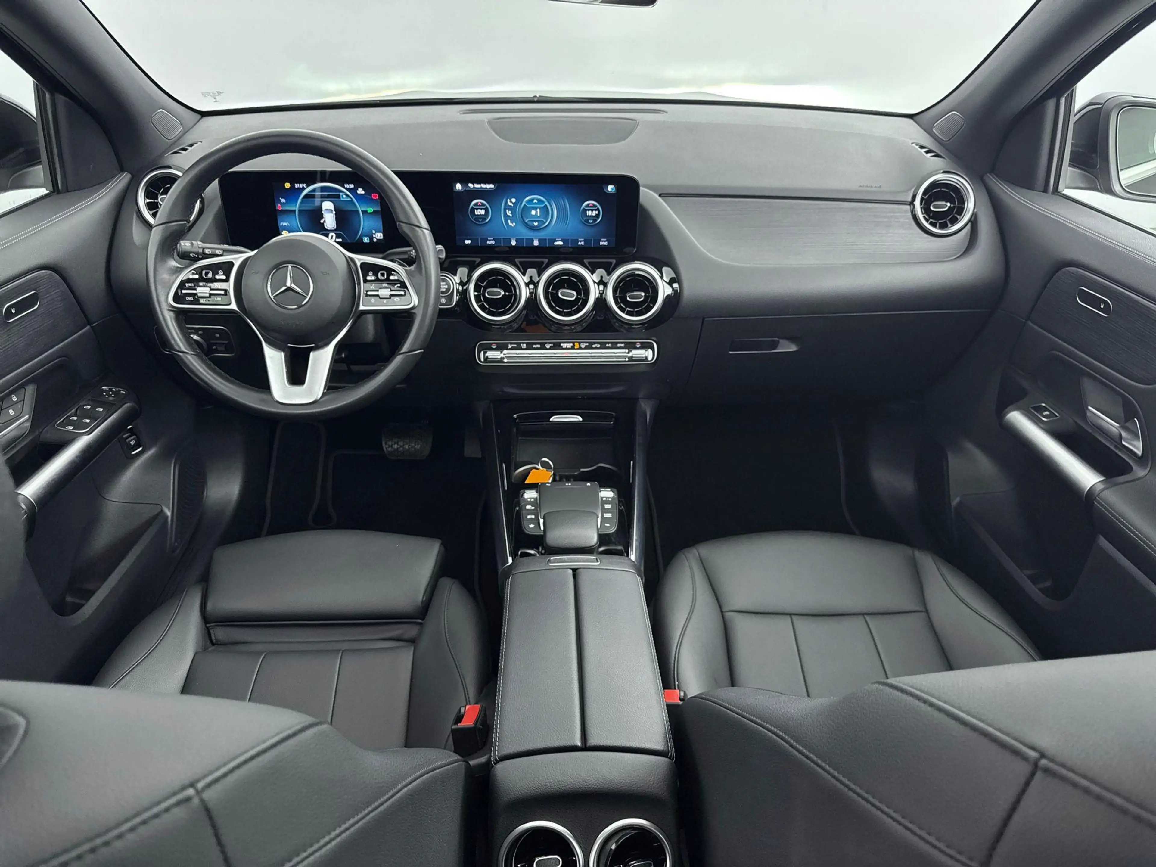 Mercedes-Benz GLA 200 Luxury Line — photo 3