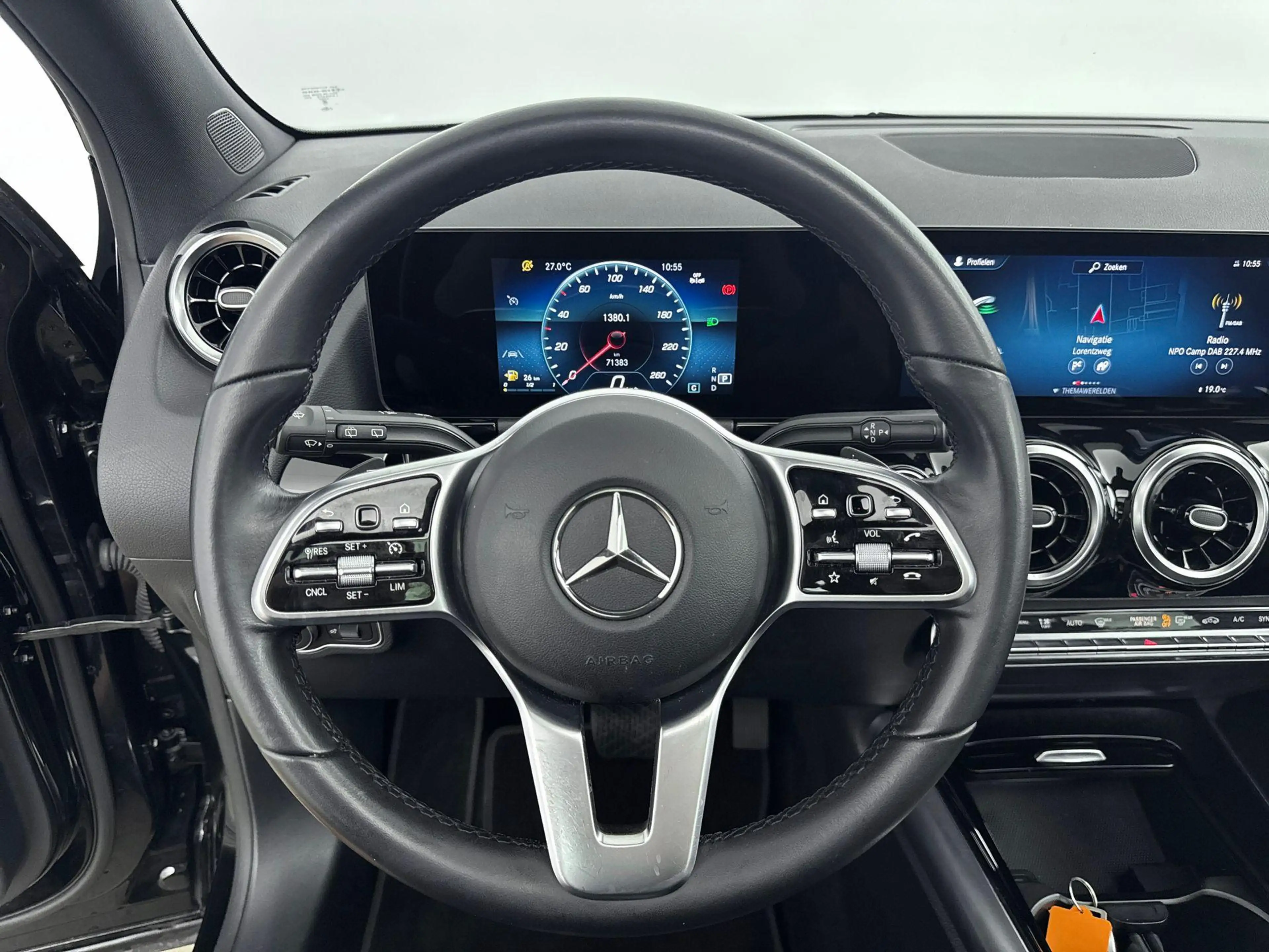 Mercedes-Benz GLA 200 Luxury Line — photo 12