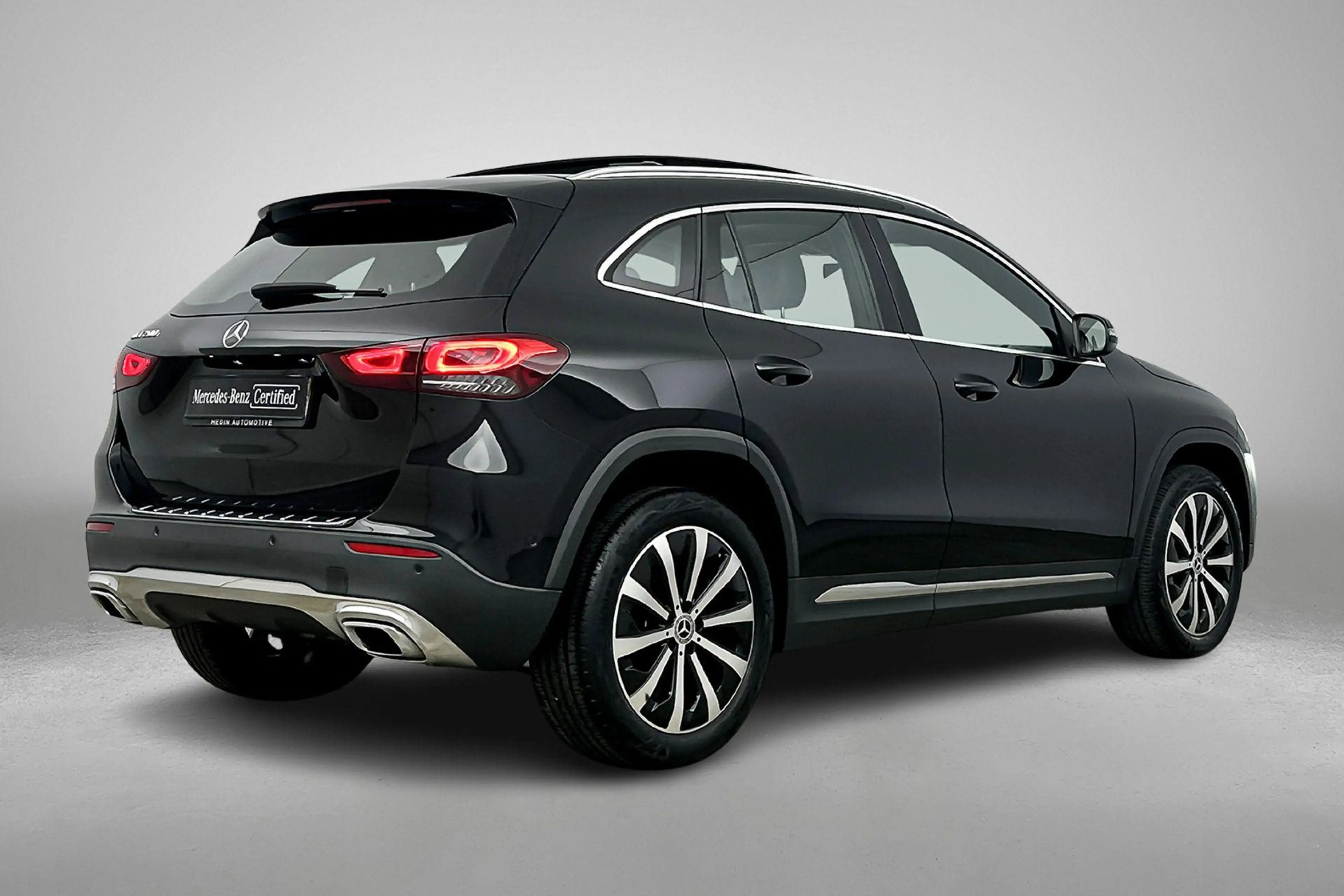 Mercedes-Benz GLA 200 Luxury Line — photo 2