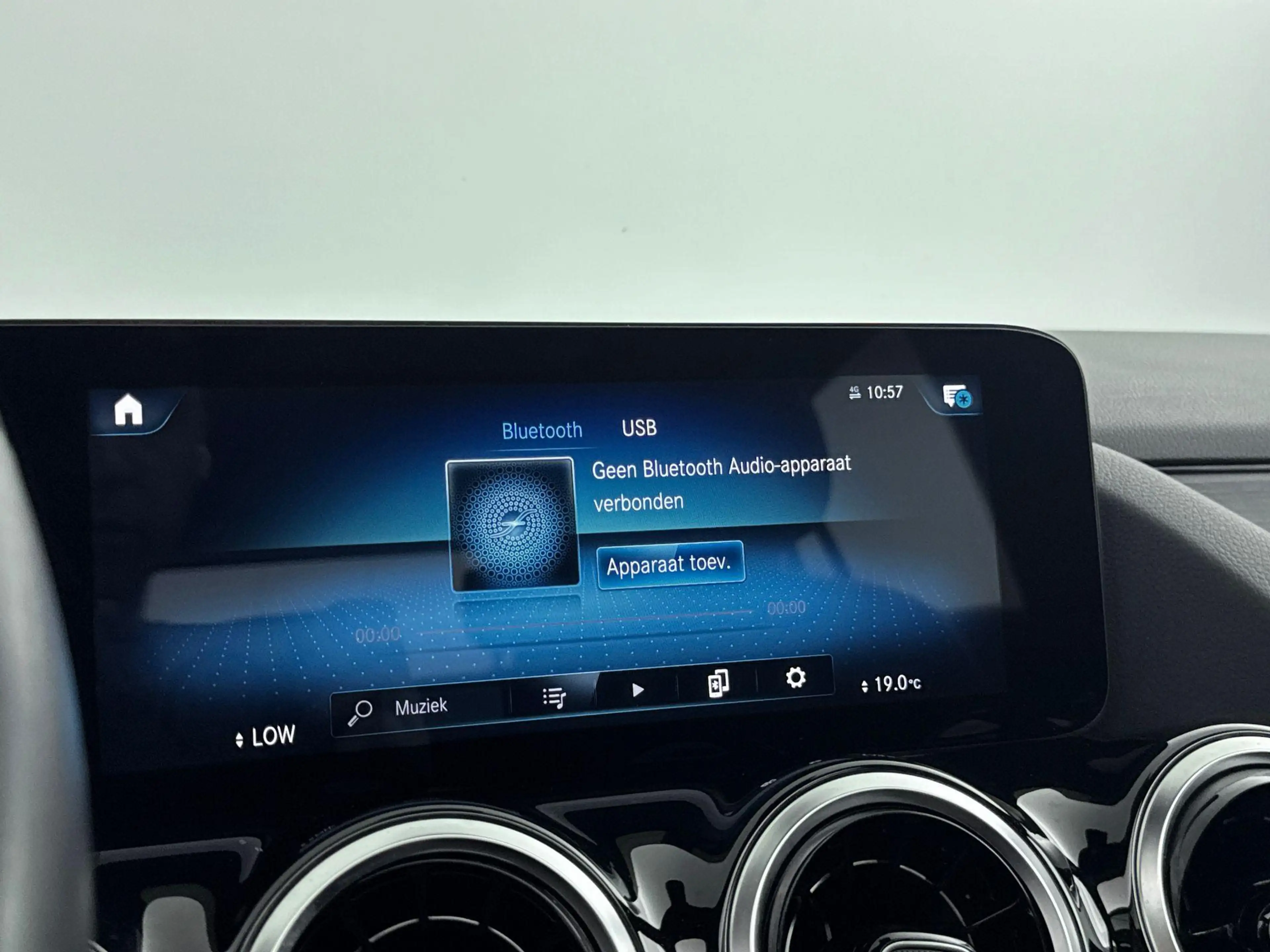 Mercedes-Benz GLA 200 Luxury Line — photo 15