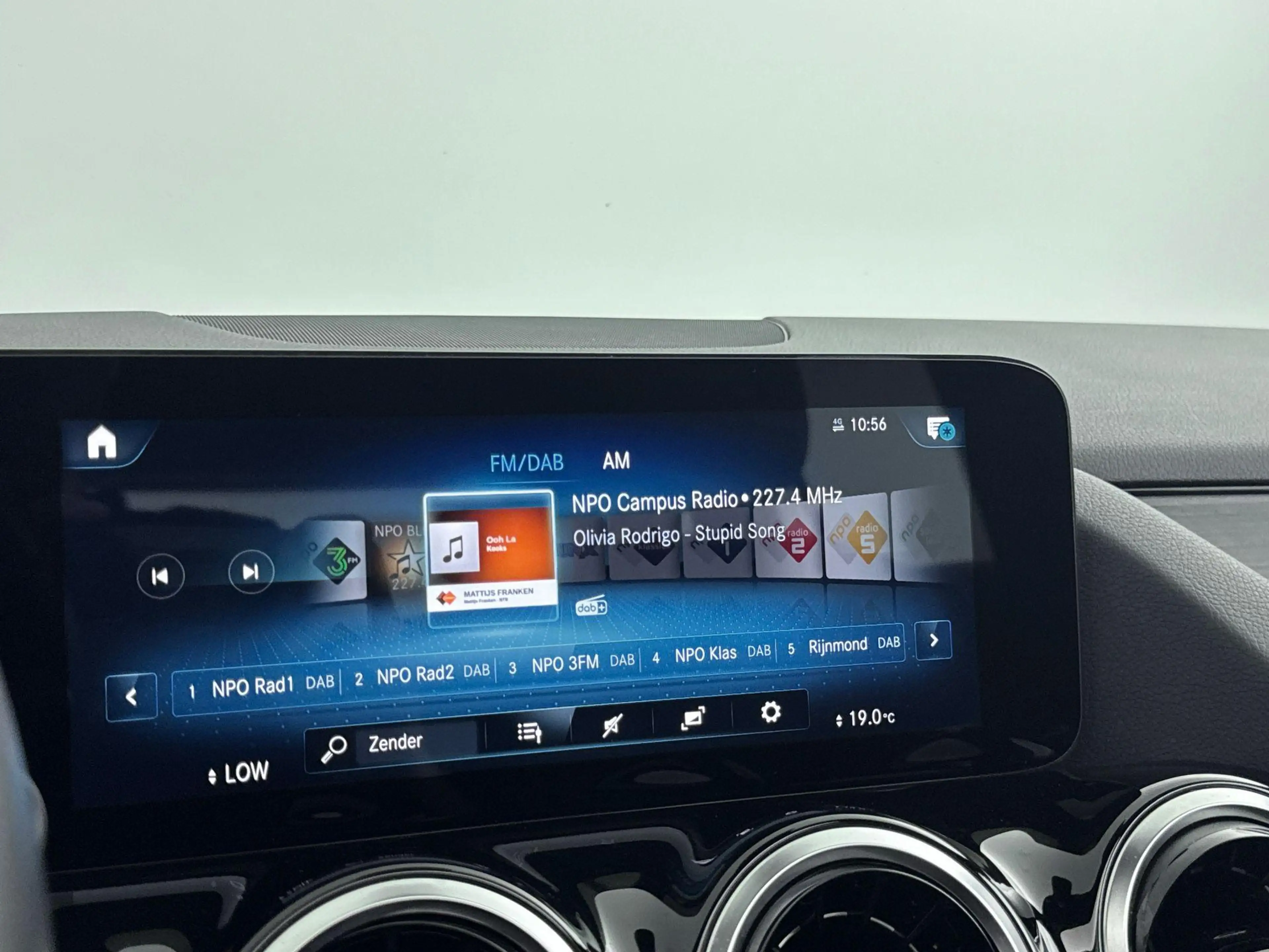 Mercedes-Benz GLA 200 Luxury Line — photo 14