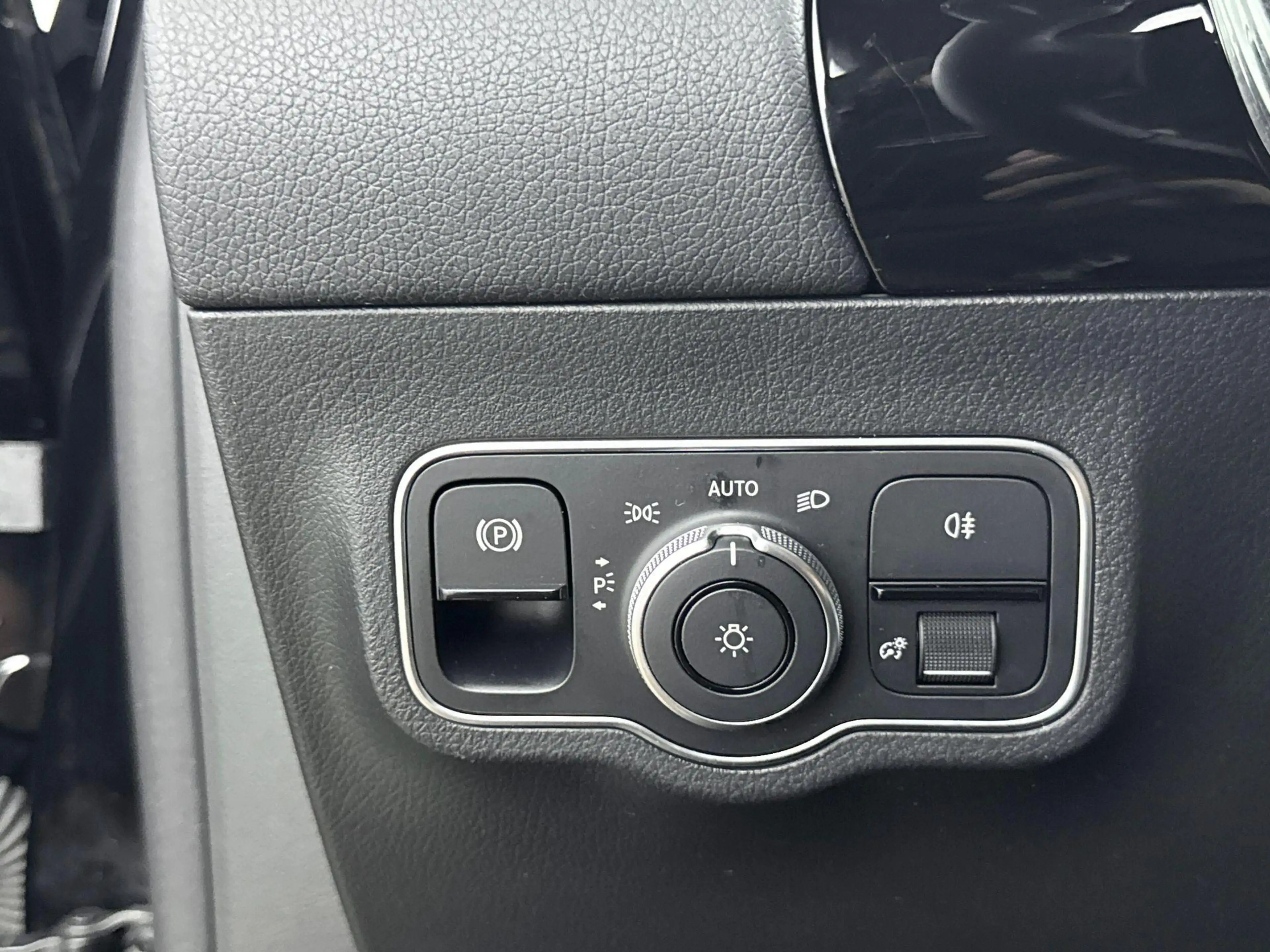 Mercedes-Benz GLA 200 Luxury Line — photo 11