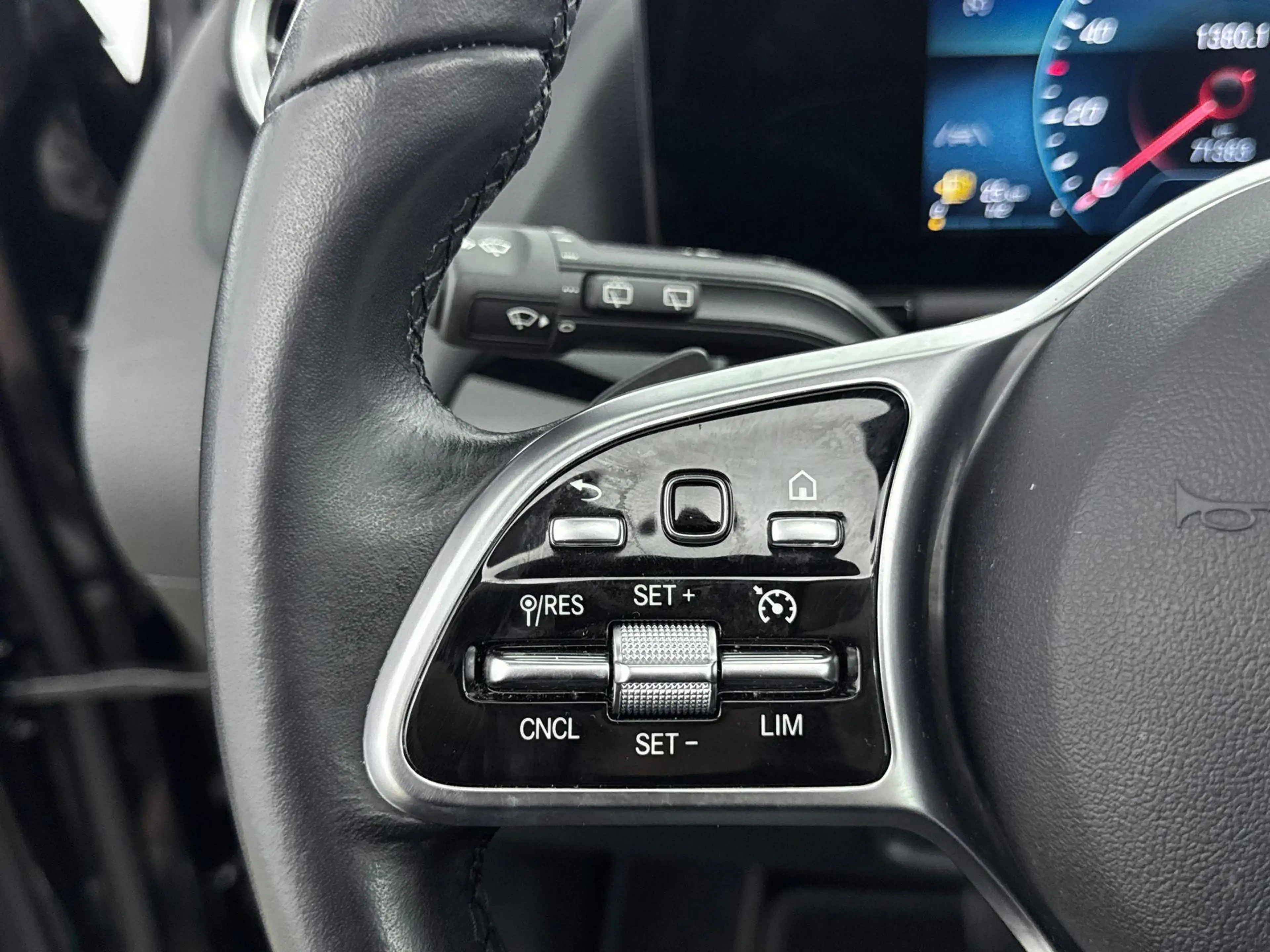 Mercedes-Benz GLA 200 Luxury Line — photo 13