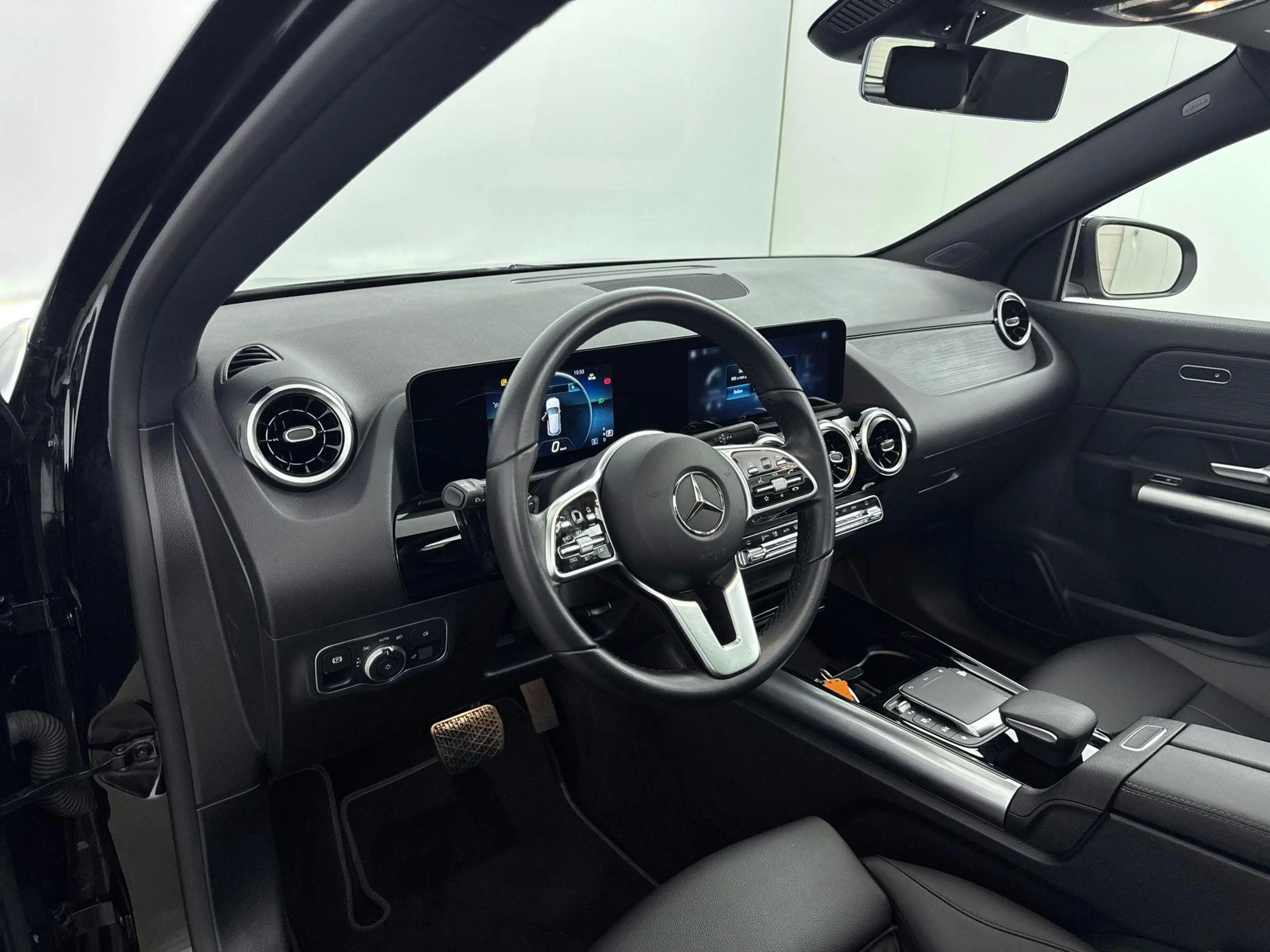 Mercedes-Benz GLA 200 Luxury Line — photo 8