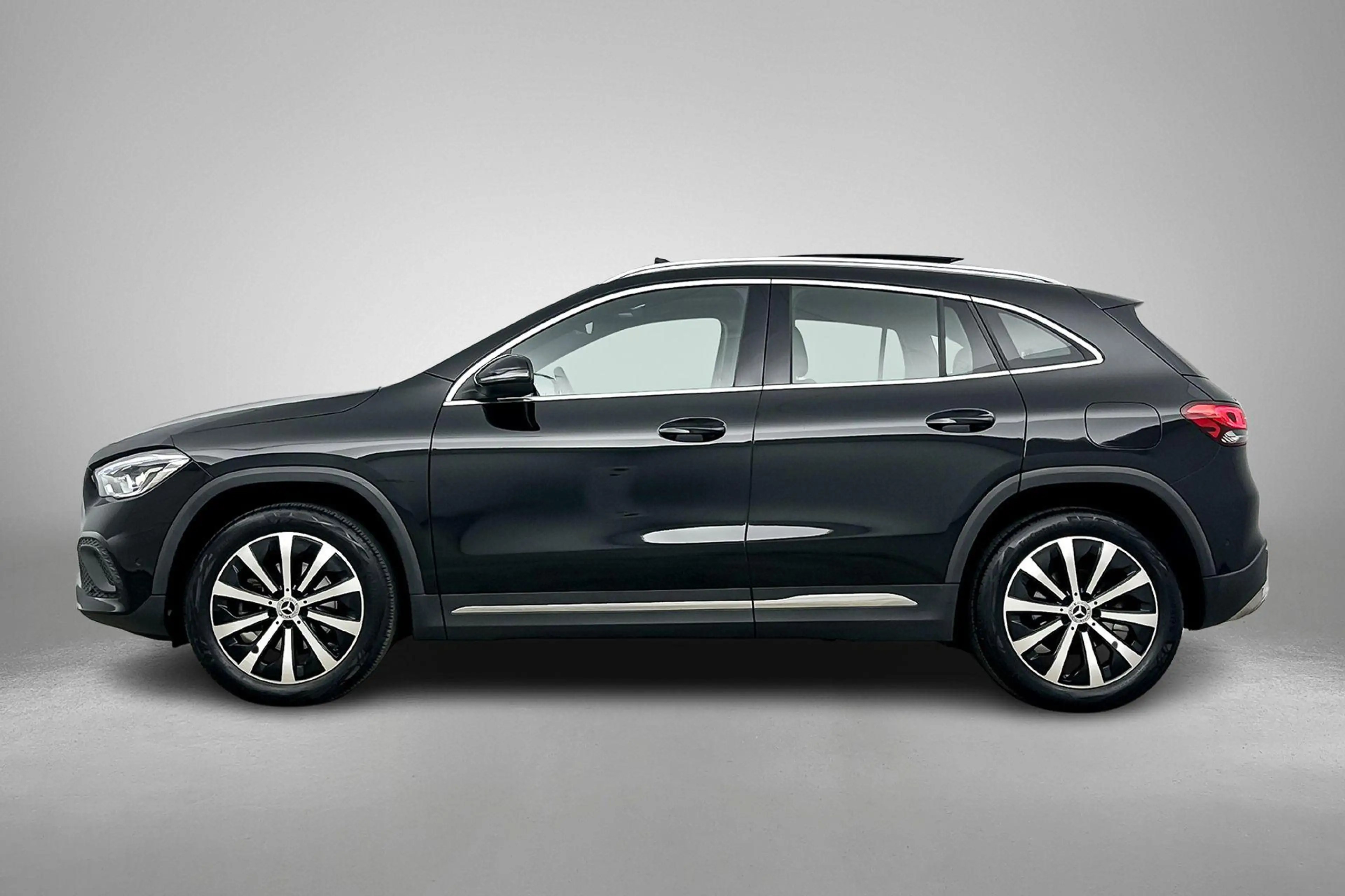 Mercedes-Benz GLA 200 Luxury Line — photo 6