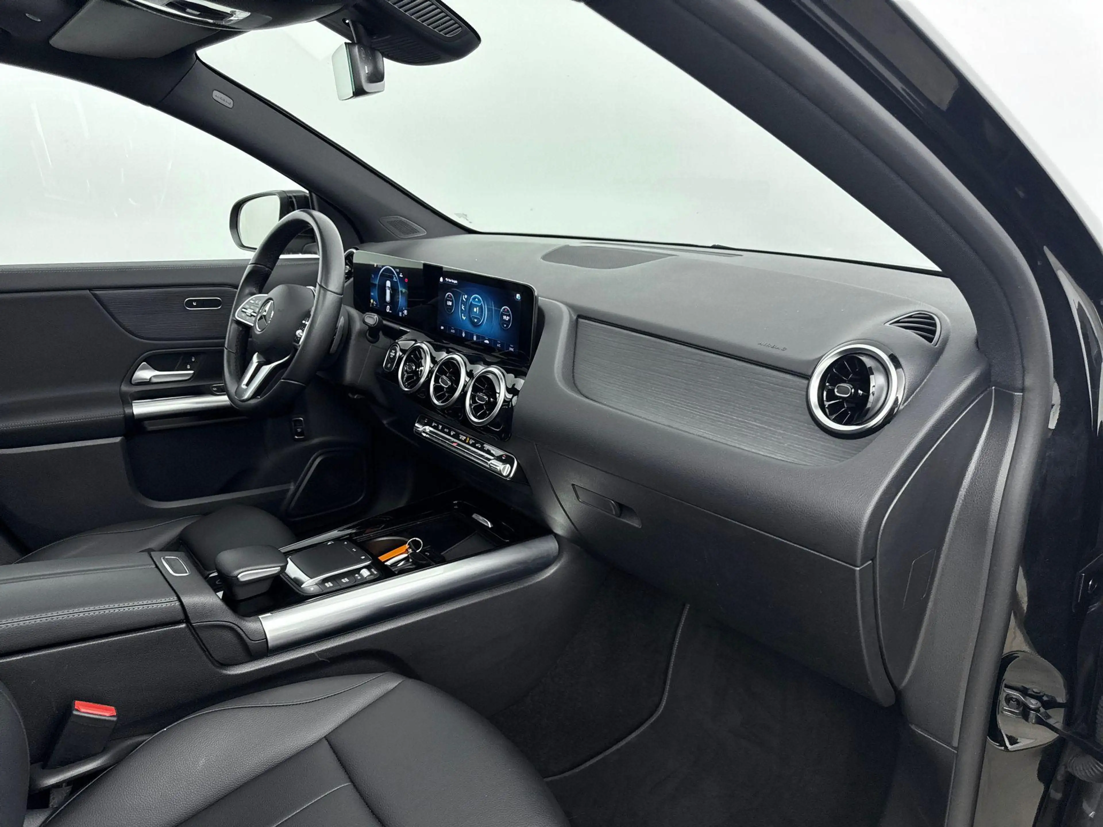 Mercedes-Benz GLA 200 Luxury Line — photo 9
