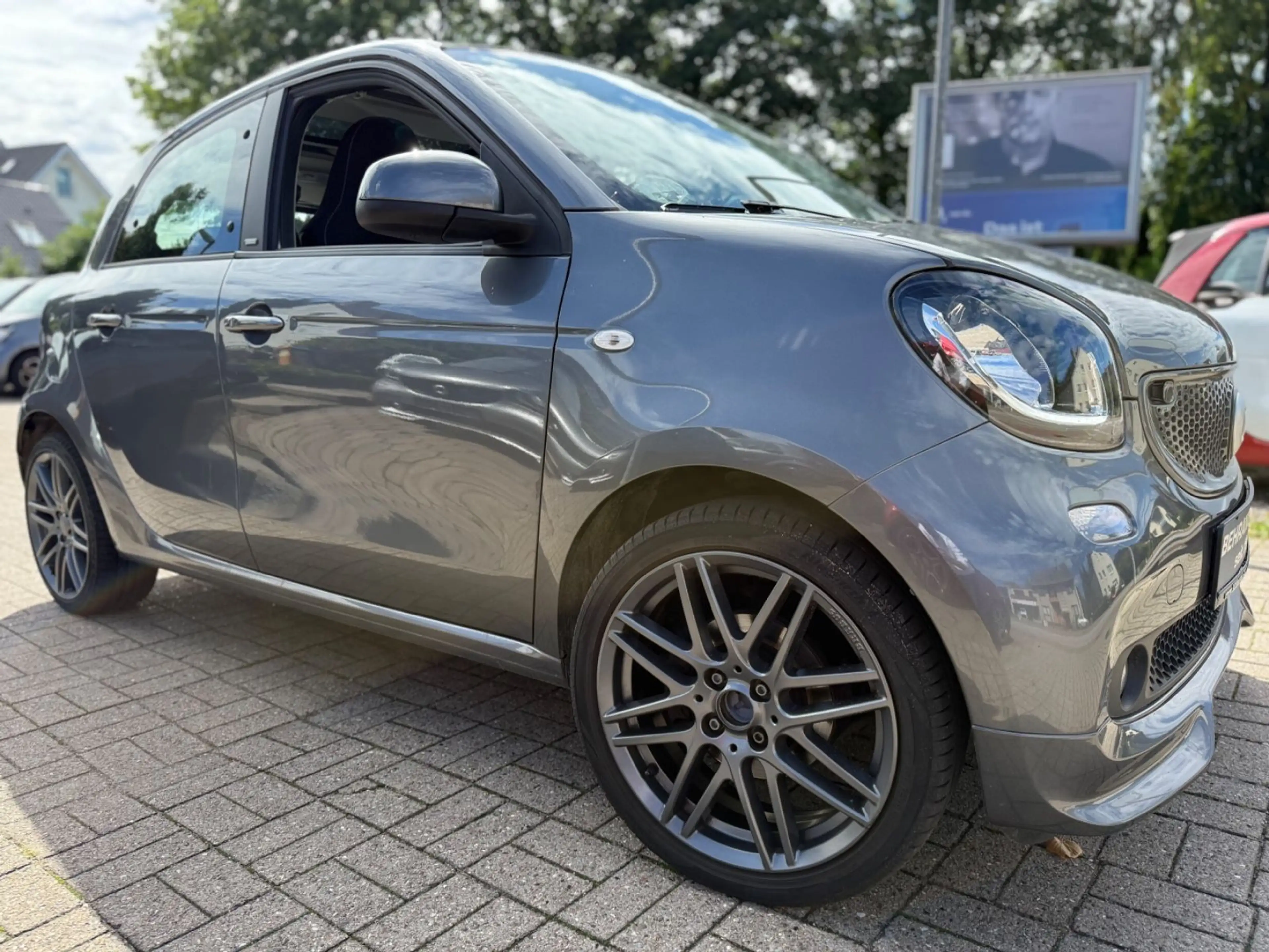 smart forFour *BRABUS*PANORAMA*KLIMAAUTOMATIK*CARPLAY* — photo 3