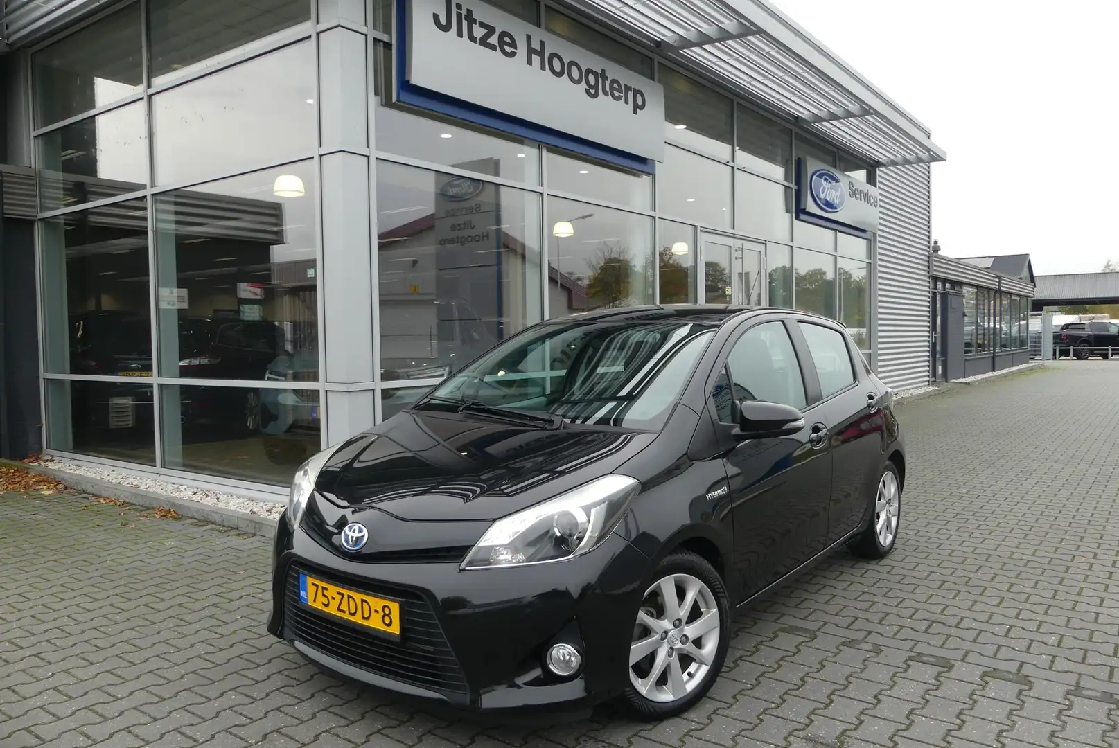 Toyota Yaris 1.5 Full Hybrid Dynamic AFNEEMBARE TREKHAAK, CRUIS Zwart - 2