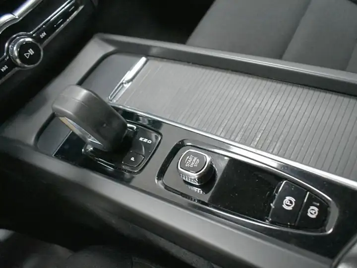 Volvo XC60 2021, foto 18