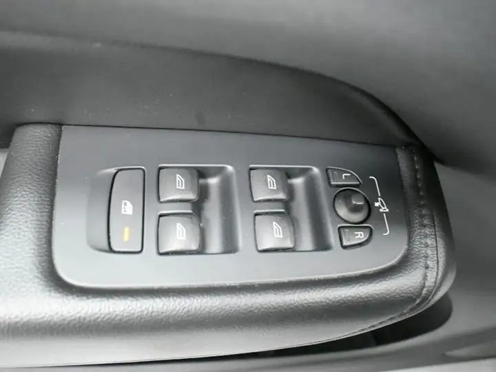 Volvo XC60 2021, foto 10