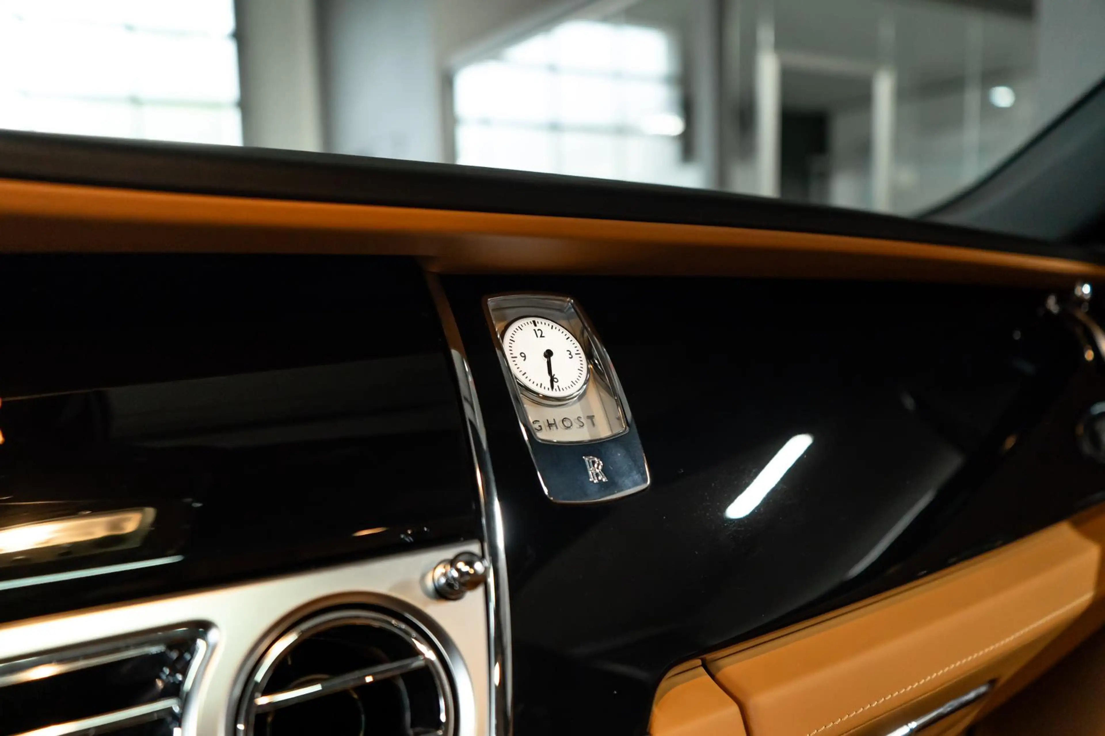 Rolls-Royce Ghost V12 6.5 LED HUD 360° PANO NIGHT SOFT SOUND — photo 28