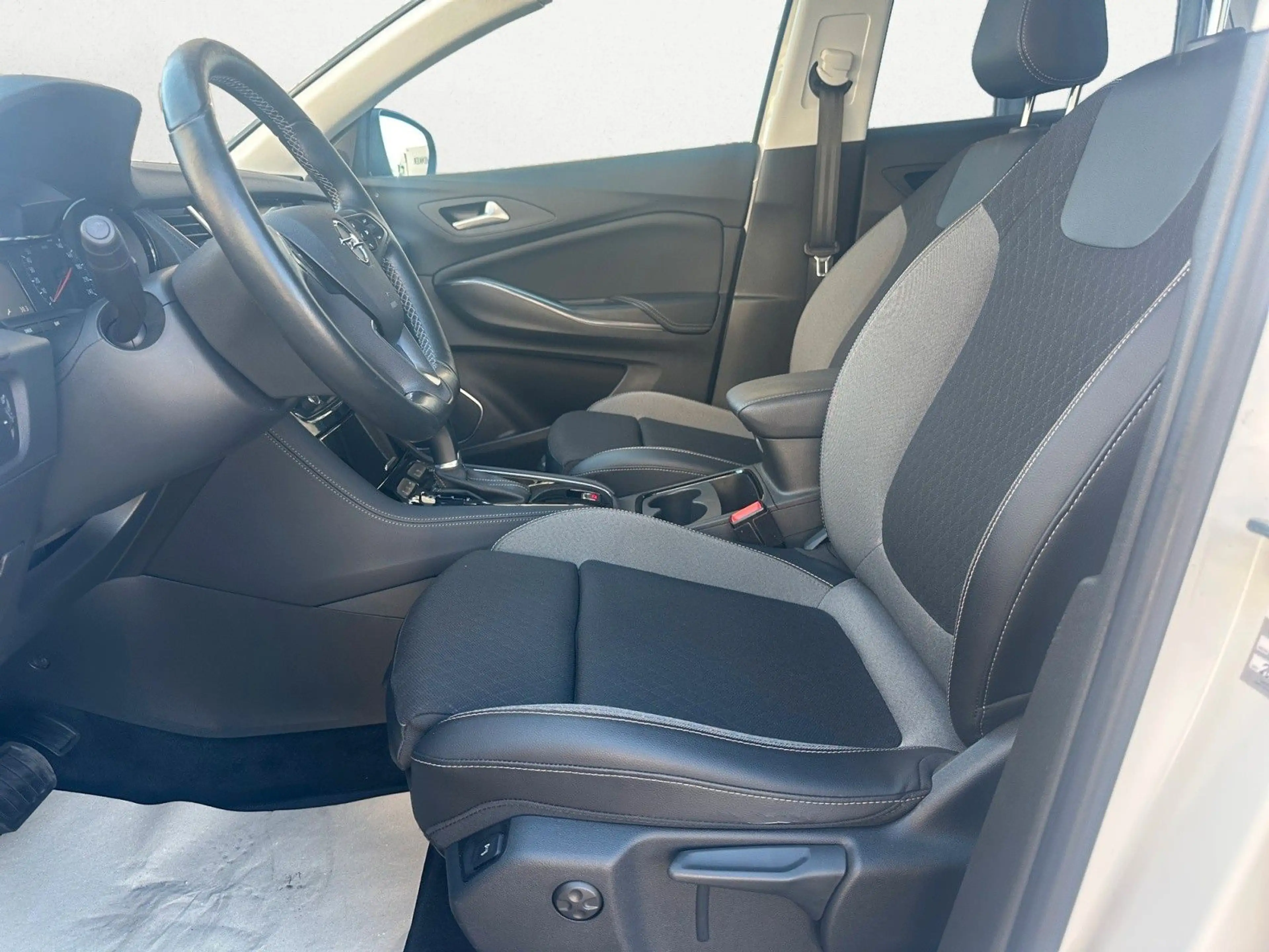 Opel Grandland X Design Line 360CAM+AHK+NAVI+SHZ+TOTW — photo 11