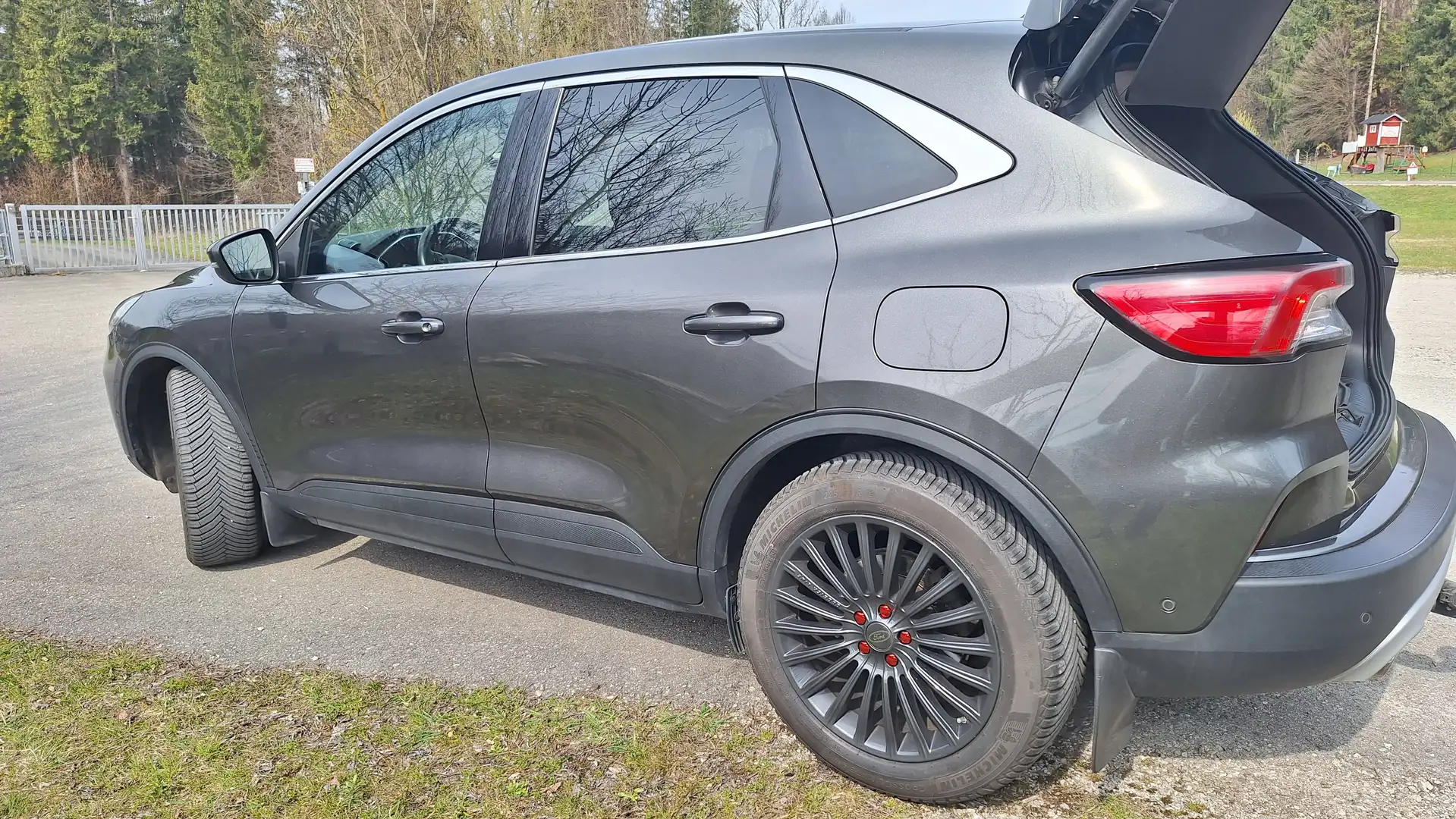 Ford Kuga Kuga 2,0 EcoBlue AWD Titanium X Aut. Schwarz - 2