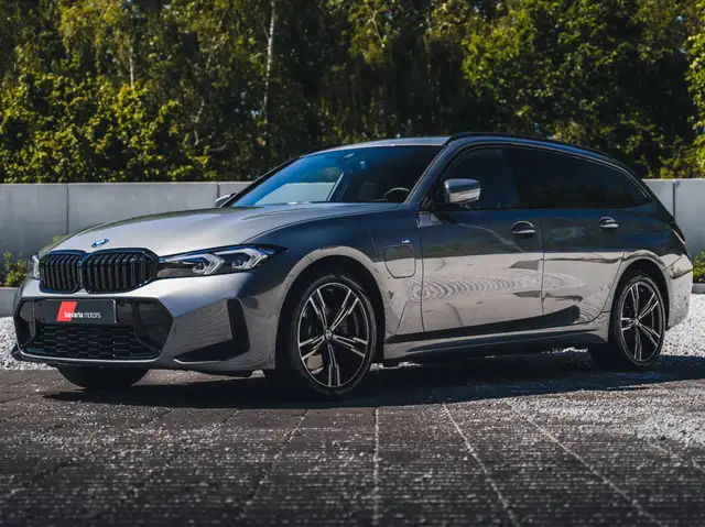 BMW 3 Series view 4