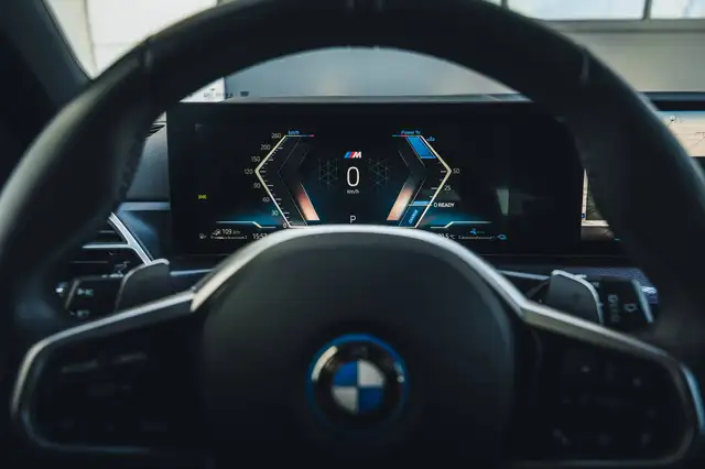 BMW 3 Series view 11