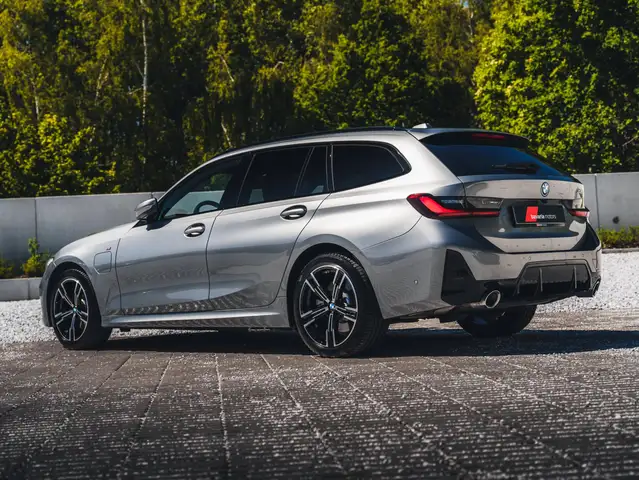 BMW 3 Series view 8
