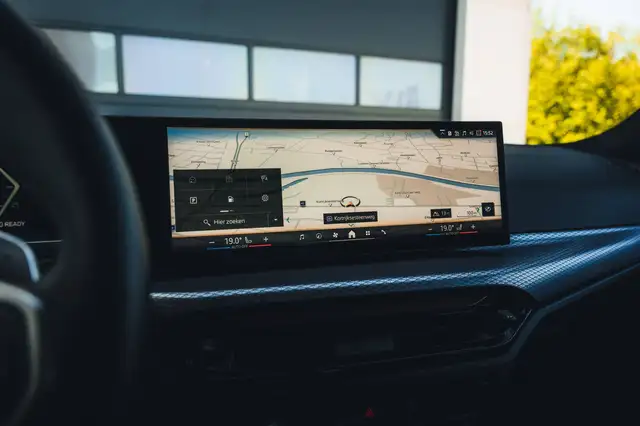 BMW 3 Series view 14