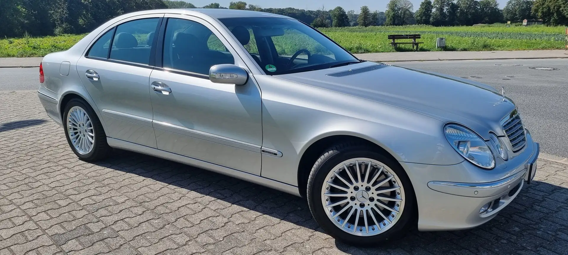 Mercedes-Benz E 500 Youngtimer Gutachten 2+ Navi Luftfederung AHK Silber - 1