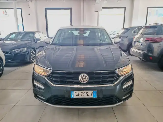 Volkswagen T-Roc view 3
