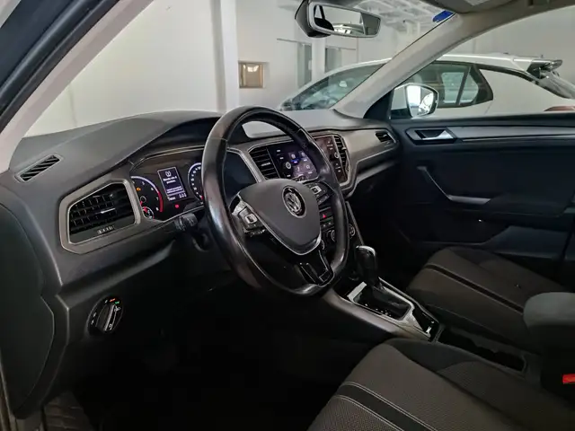 Volkswagen T-Roc view 11