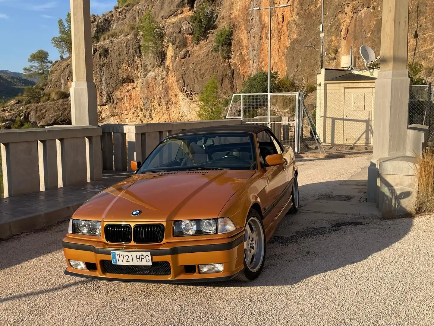 BMW 320 320i Cabriolet - 2