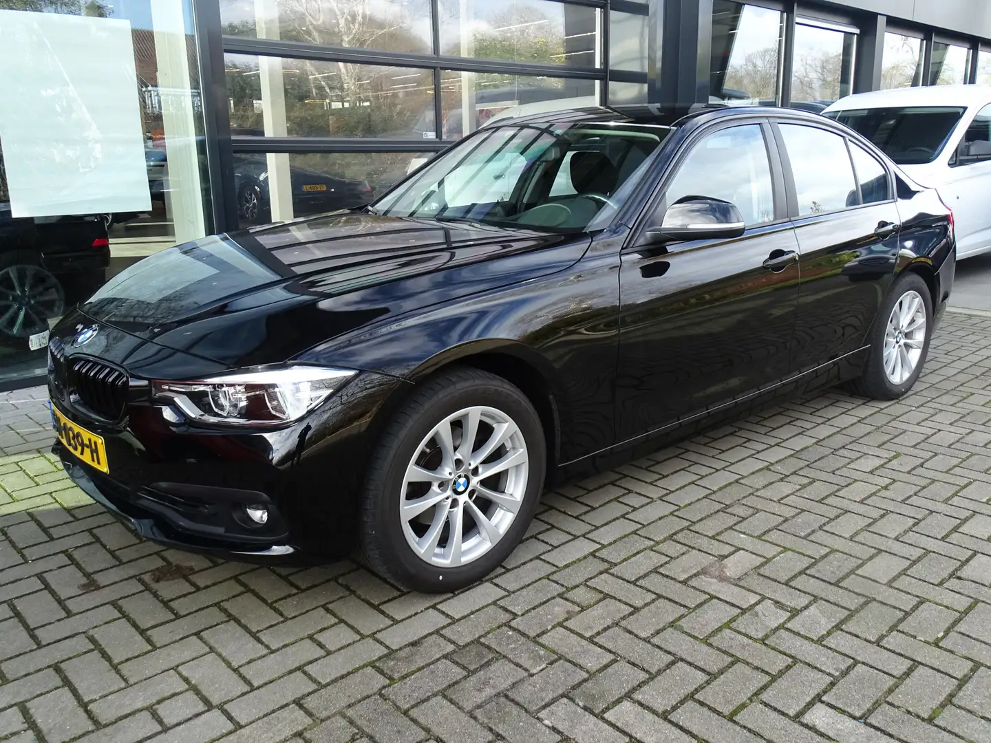 BMW 318 3-serie 318i Executive Automaat | Trekhaak | Clima Zwart - 2