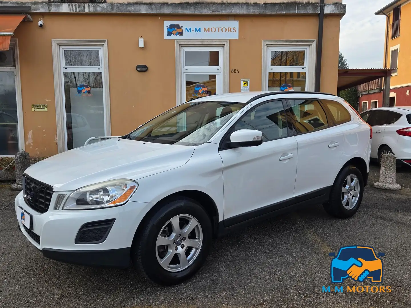 Volvo XC60 2.0 d4 (d3) R-design geartronic Blanc - 1