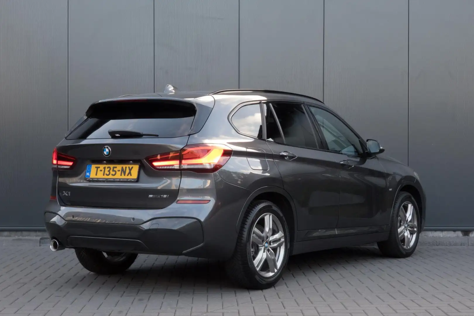 BMW X1 SDrive18i High Executive M-PAKKET | ADAPTIEVE CRUI Grijs - 2