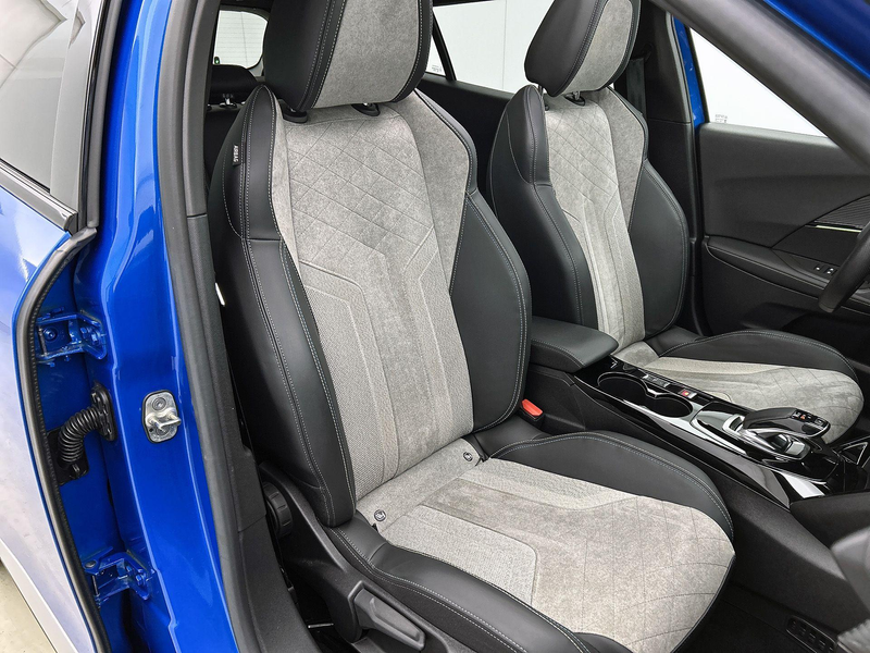Peugeot e-2008 SUV EV GT Pack 50 kWh 136pk | Accu 93% | Navigatie — photo 15