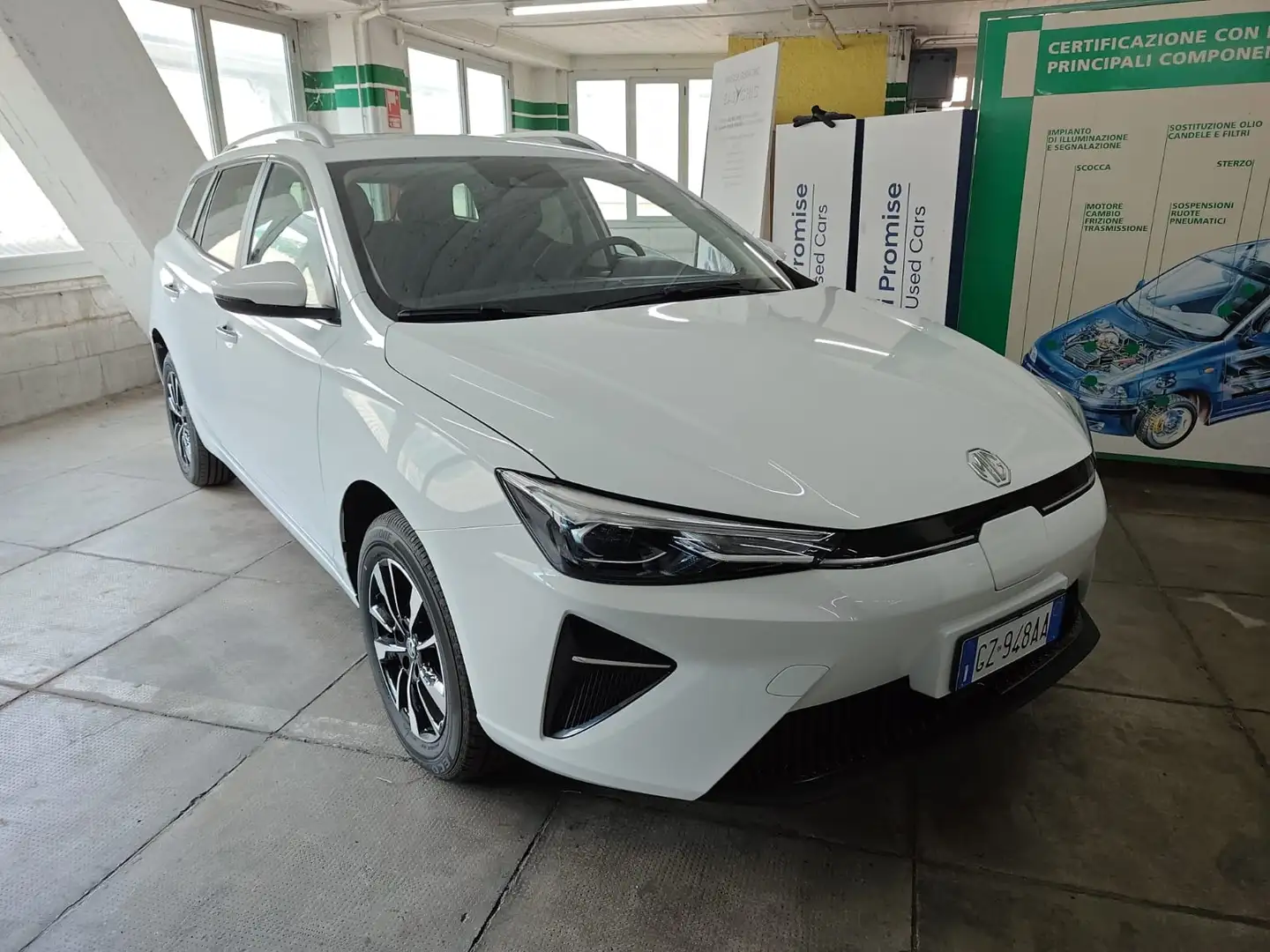 MG MG5 5 EV 61KWH COMFORT SILVER - BLACK Gris - 1