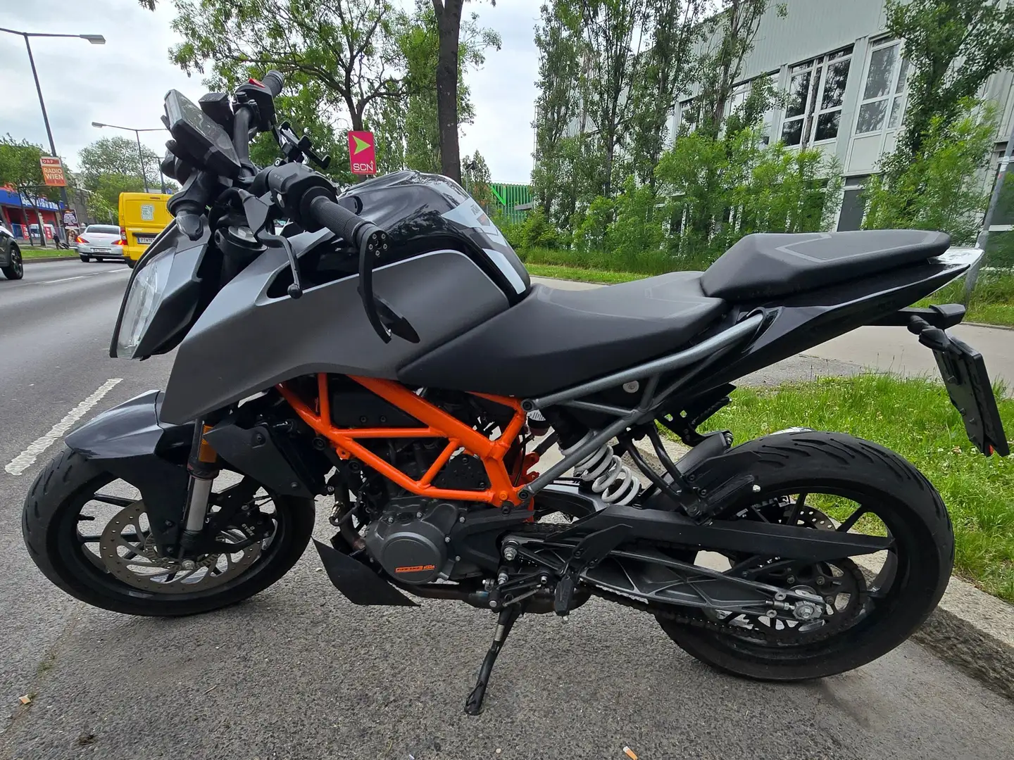 KTM 125 Duke Ktm duke 125 pickerl bis 27 Argintiu - 1