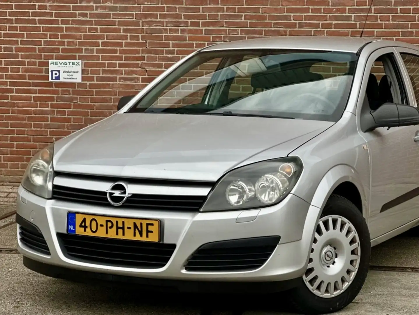Opel Astra 1.6 Essentia Grijs - 2
