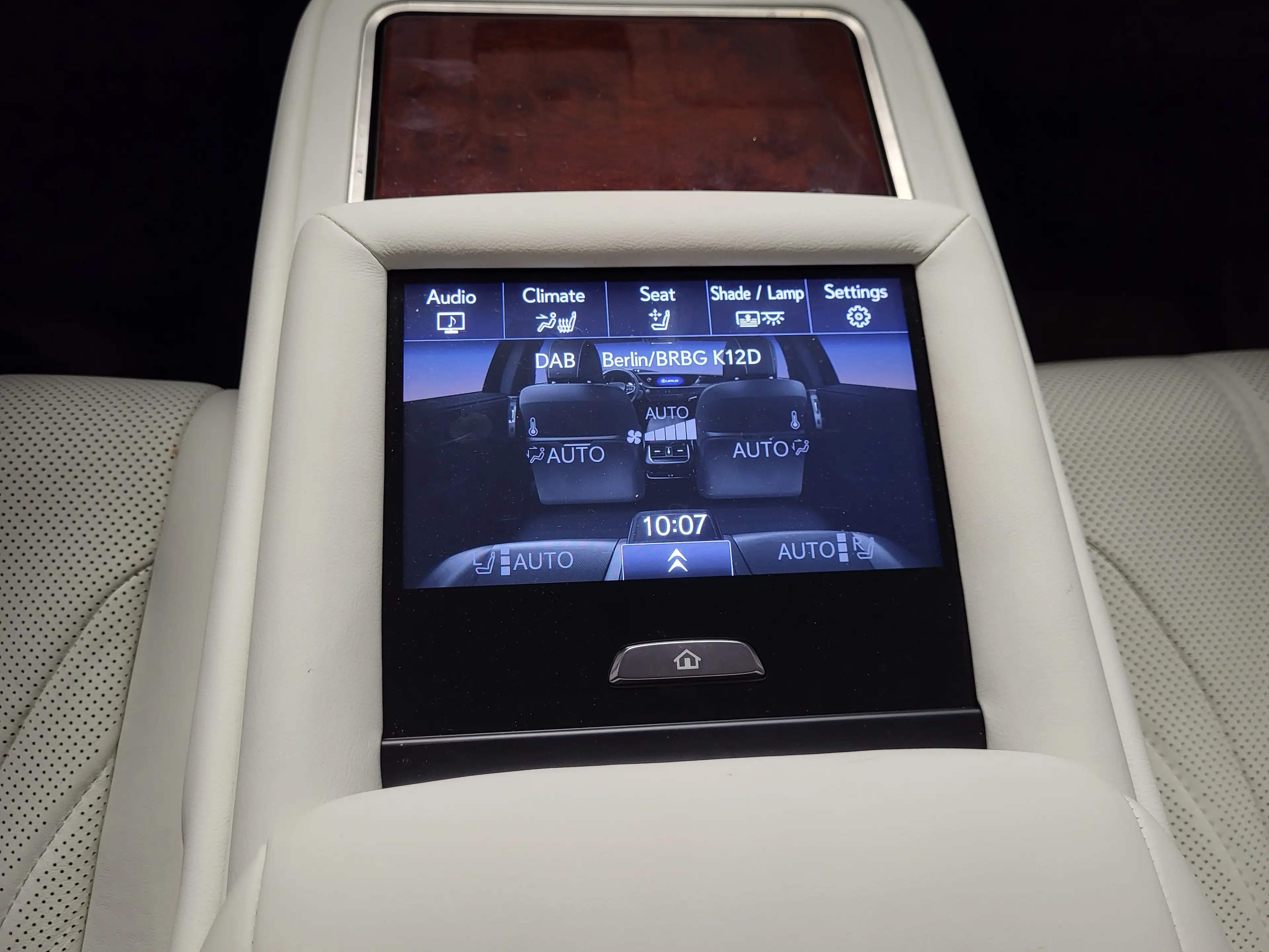 Lexus LS 500 h Luxury *TOP Ausstattung| 1.Hand* — photo 10