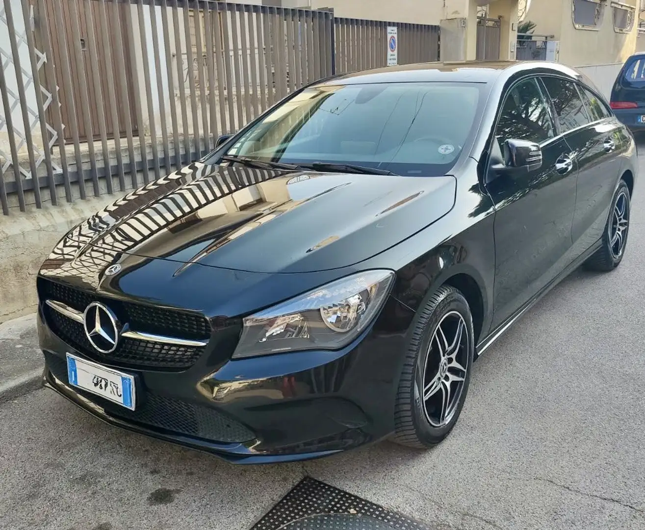 Mercedes-Benz CLA 200 d Shooting Brake 136CV Sport  Automatico Nero - 1