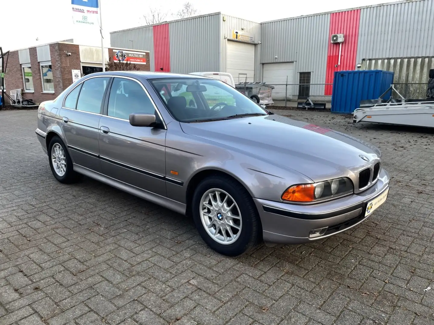 BMW 520 E39 520i 6-cil. siva - 2