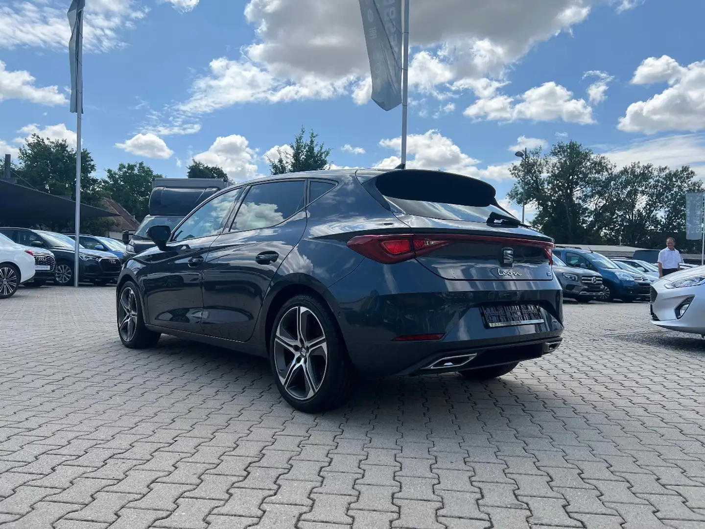 SEAT Leon 1.5 eTSI FR *LED Navi Sitzh. Kamera* Серый - 2