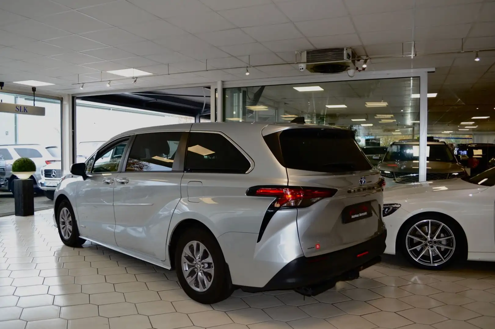 Toyota Sienna 2,5L - Hybrid - 8 Sitze Silber - 2