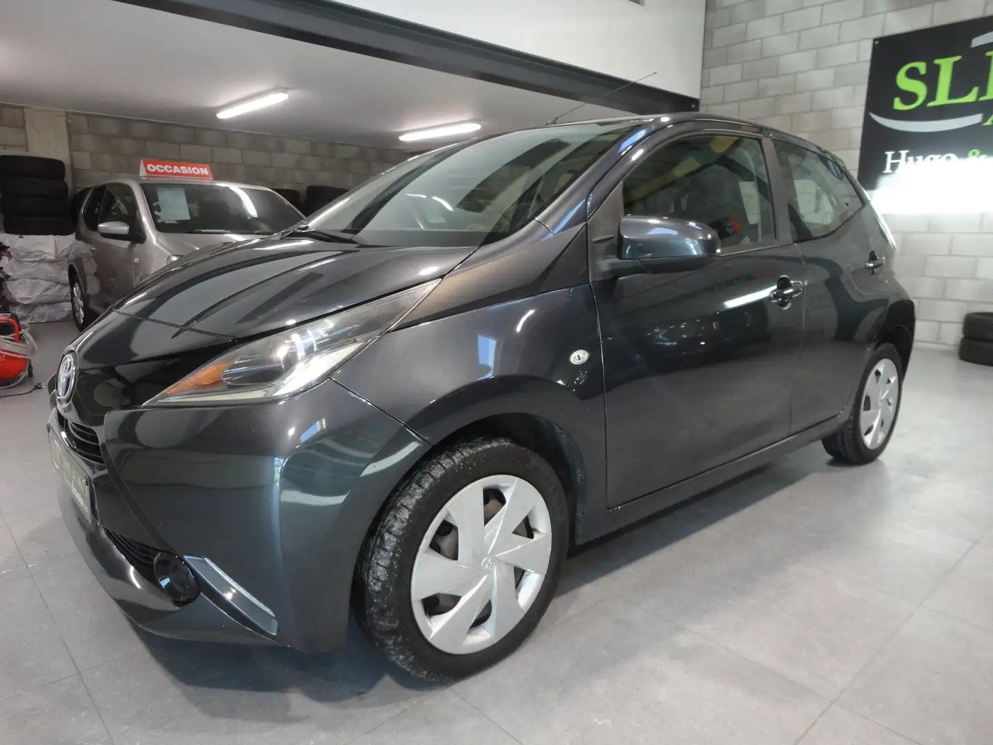 Toyota Aygo 1.0i VVT-i x-play 1ER PROP 1 AN GARANTIE SUPER AFF Gris - 1